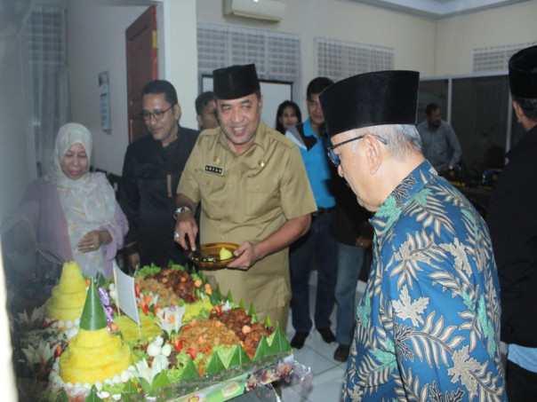 Kaban Kesbangpol Provinsi Sulteng memberikan tumpeng pertama kepada Ketua FKUB Provinsi Sulteng, Prof Zainal Abidin