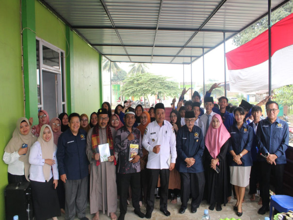 Foto bersama pengurus FKUB Sulteng dan pimpinan Ponpes DDI Al Ittihad Desa Bahomakmur Kecamatan Bahodopi. Foto : FKUB Sulteng/Nanang IP