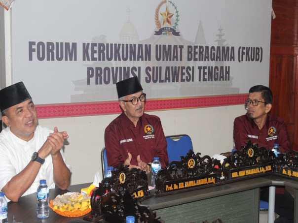 Ketua FKUB Sulteng, Prof. Dr. KH Zainal Abidin, M.Ag bersama Kepala Kesbangpol Sulteng, Drs. Arfan, M.Si dan Wakil Ketua FKUB Sulteng, Muh. Amin Parakkasi, S.Ag., M.Hi