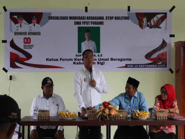Wakil Bupati Sigi Dr. Samuel Yansen Pongi memberikan sambuntan pada kegiatan sosialisasi moderasi beragama dan stop bullying bagi pelajar. Foto : Istimewa.