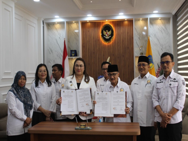 Ketua FKUB Sulteng, Prof. Dr. KH Zainal Abidin menandatangani kesepakatan kerja sama dengan Bupati Donggala pada Rabu 12 November 2025. 